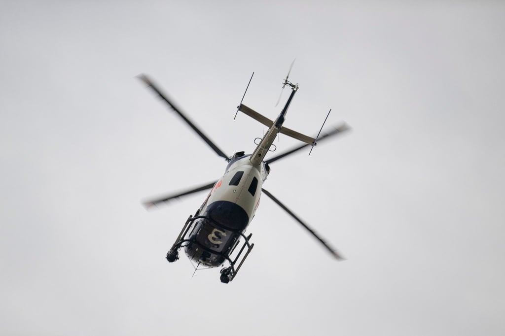 Ein Polizeihubschrauber in der Luft.