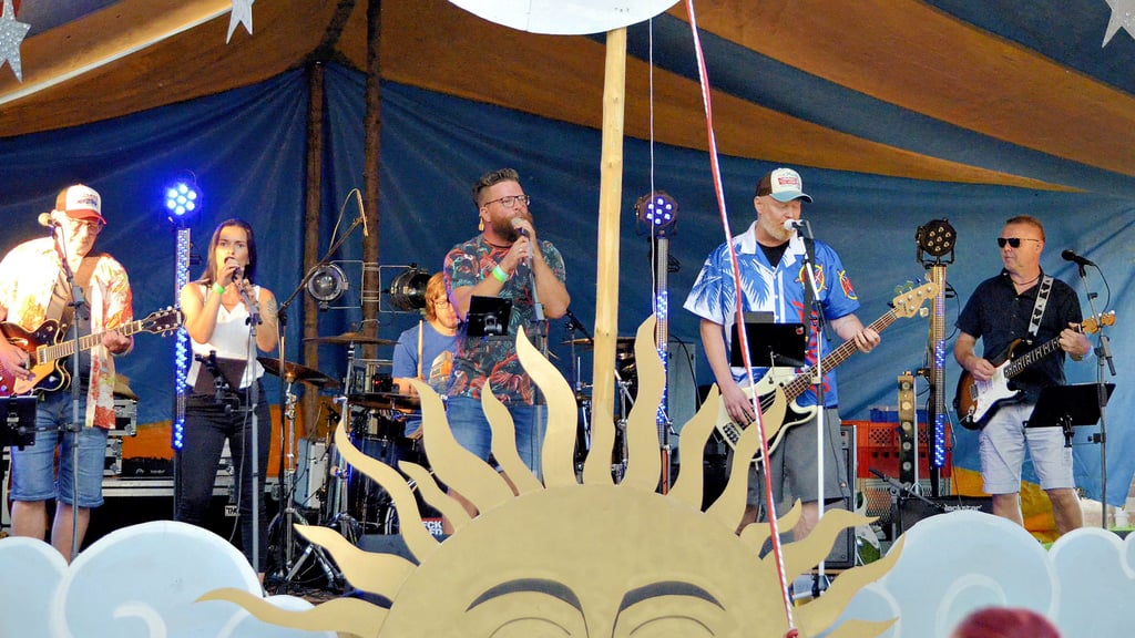 Die "Kiepengold Band" gab am Freitagabend den inoffiziellen Startschuss für das 30. Haldensleber Altstadtfest.