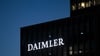 Ein Schriftzug weist auf die Konzernzentrale der Daimler AG hin.