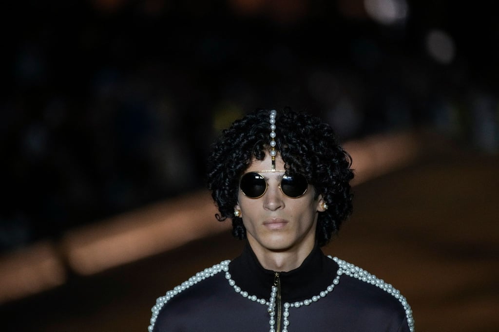 Zu der Kollektion des US-Stars gehört auch dieses Herren-Outfit mit auffälligem Perlenbesatz.