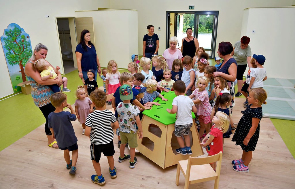 Den Kletterwagen im Mehrzweckraum ihrer künftigen Kita wollen die Mädchen und Jungen sofort ausprobieren.