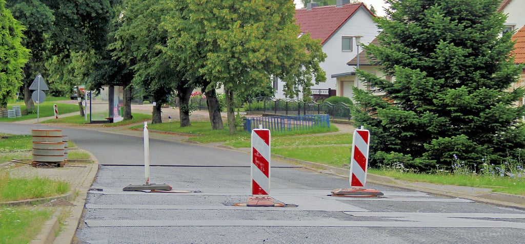Der Weg nach Druxberge war am Mittwoch noch gesperrt. Hier wurden die letzten Meter Asphalt auf der L 45 eingebracht.