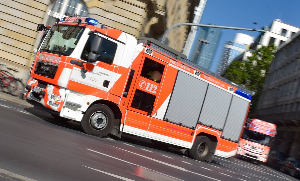 Am Donnerstag kam es zu einem Gefahrgut-Einsatz auf einem Polizeirevier in Leipzig. Eine Frau hatte am Mittag eine unbekannte Substanz auf die Wache gebracht. Wie sich später herausstellte, handelte es sich dabei um Zyankali.