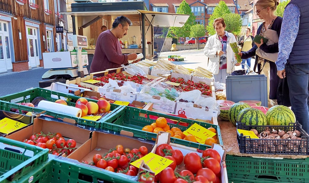 Im Mai bot der Blankenburger Wochenmarkt reichlich Obst, Gemüse, Fleisch- und Wurstspezialitäten auf dem Tummelplatz an. Da war die Welt noch in Ordnung.