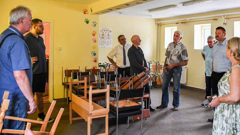Können diese Räume wieder für den Hort instand gesetzt werden? Um das zu klären, schauten sich die Mitglieder den Zustand des Nebengebäudes an der Grundschule Rätzlingen vor Ort an.