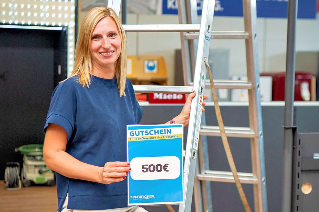 Marlene Raddei, Geschäftsführerin von Euronics XXL in Naumburg, spendiert dem Sieger oder der Siegerin der Tippspiel-Gesamteinzelwertung wieder einen Gutschein im Wert von 500 Euro. Aktuell wird der Markt in der Wilhelm-Franke-Straße 1 bei laufendem Geschäft umgebaut. Die Neueröffnung im neuen Gewand ist für Mitte September (wir berichten noch) geplant.