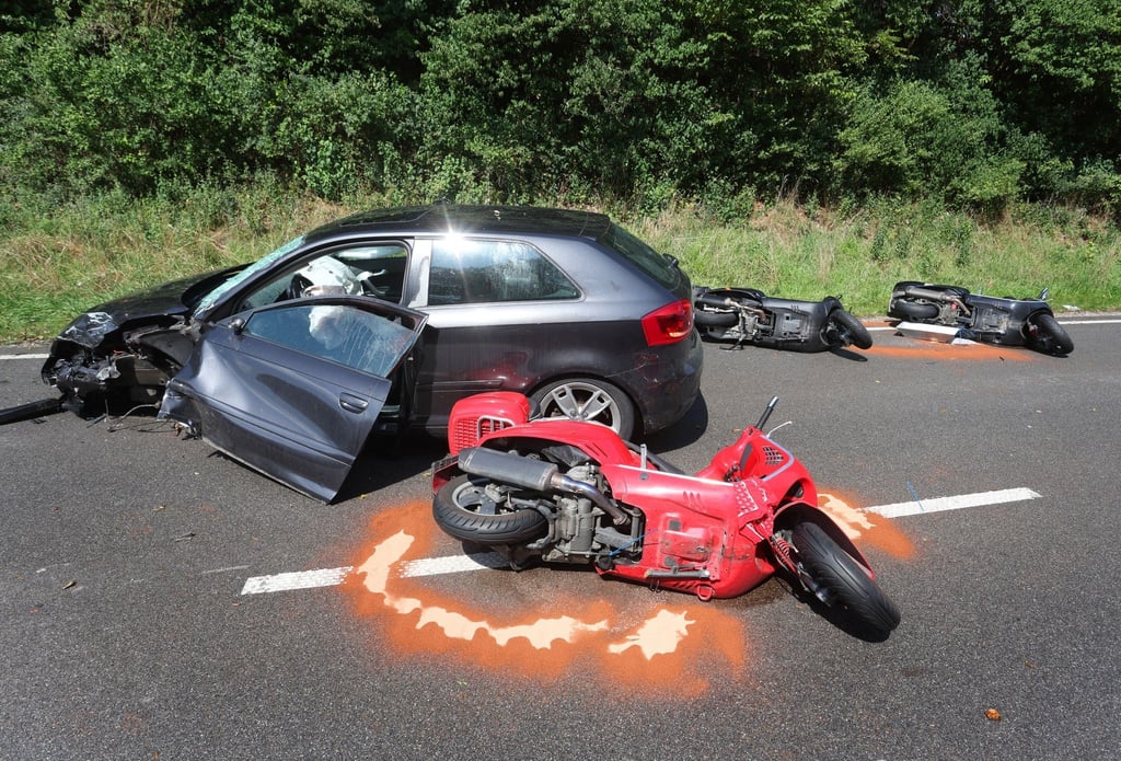 Bei einem Unfall mit zwei Autos und einer Motorrollergruppe in Oberbayern sind laut Polizei mehrere Menschen teils schwer verletzt worden.