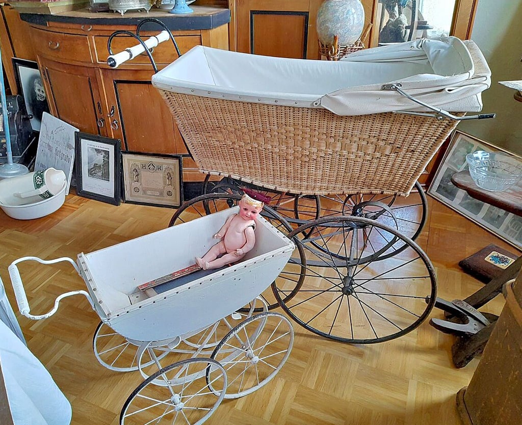 Der Kinderwagen von 1917 aus dem Besitz der Familie Hohgräbe ist ein Prunkstück, 20 Kinder haben darin gelegen. Der Puppenwagen stammt aus den 1920er Jahren.
