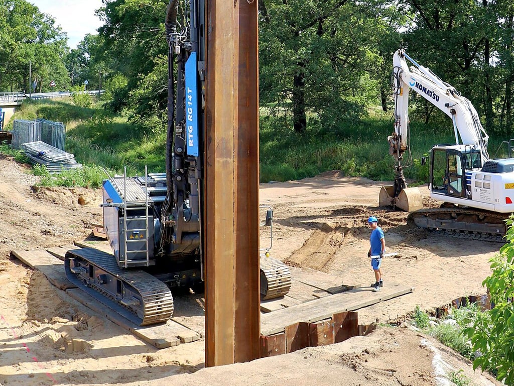 Erste wichtige Arbeiten sind erfolgt. Auf der Baustelle für das neue Schöpfwerk bei Gorsdorf wurden Spundbohlen in die Erde gerammt.