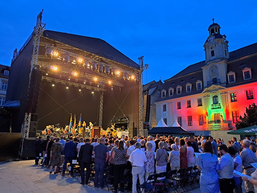 Das Weißenfelser Stadtfest ist am Donnerstagabend auf dem Marktplatz eröffnet worden. Die Besucher haben sich von ihren Stühlen erhoben, um mit Sängerin Constanze Kochanek und begleitet vom Leipziger Symphonieorchester gemeinsam das „Weißenfels-Lied“ von Erdmuthe Müller-Taube zu singen.