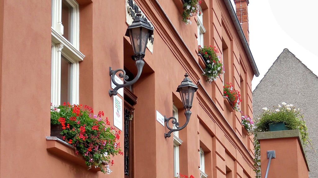 Das Rathaus der Hansestadt Werben im Kreis Stendal wird vielfältig genutzt. Werbens Bürgermeister Bernd Schulze ist verägert über irreführende Ausssagen auf Wahlplakaten.