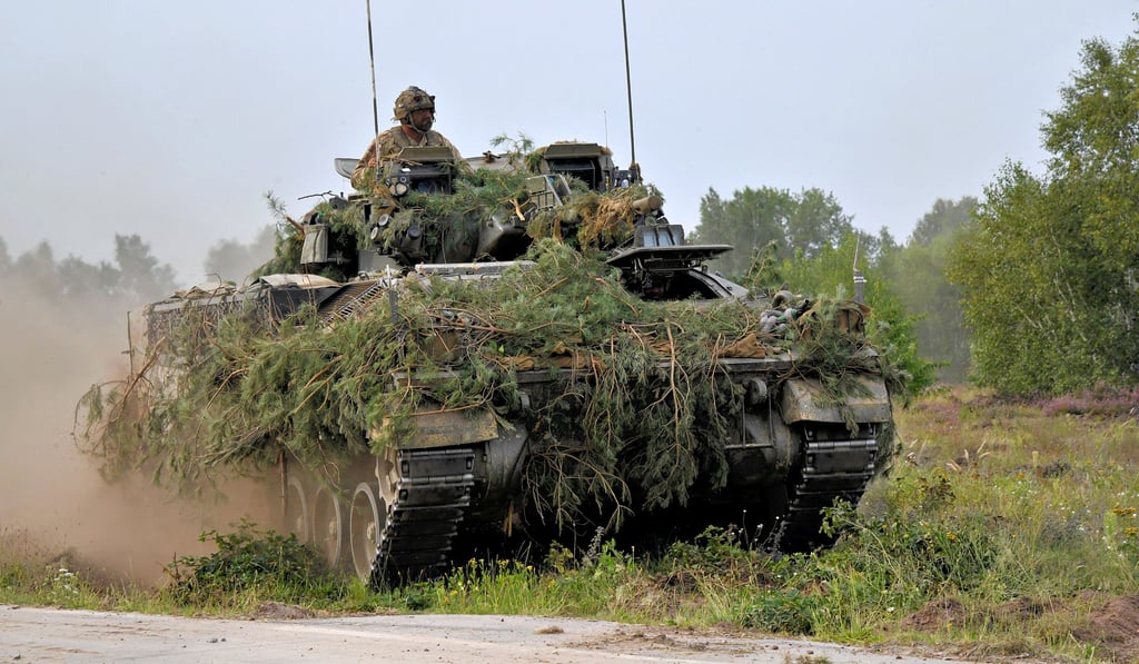 Auf dem Truppenübungsplatz Altmark trainieren derzeit britische Truppen, hier mit einem Warrior. Das Kettenfahrzeug wurde in den 1970er Jahren entwickelt und kam auch schon im zweiten Golfkrieg zum Einsatz.