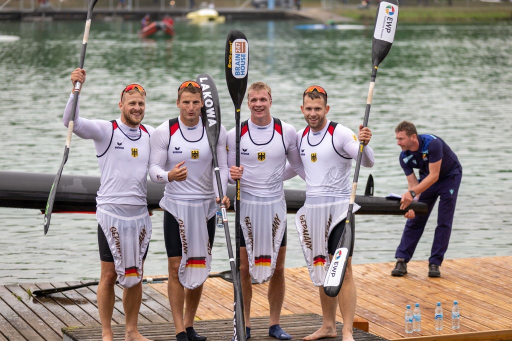 Haben für einen goldenen Auftakt im Kajak-Vierer gesorgt: Max Rendschmidt, Tom Liebscher, Jacob Schopf und Max Lemke (v.l.n.r.).