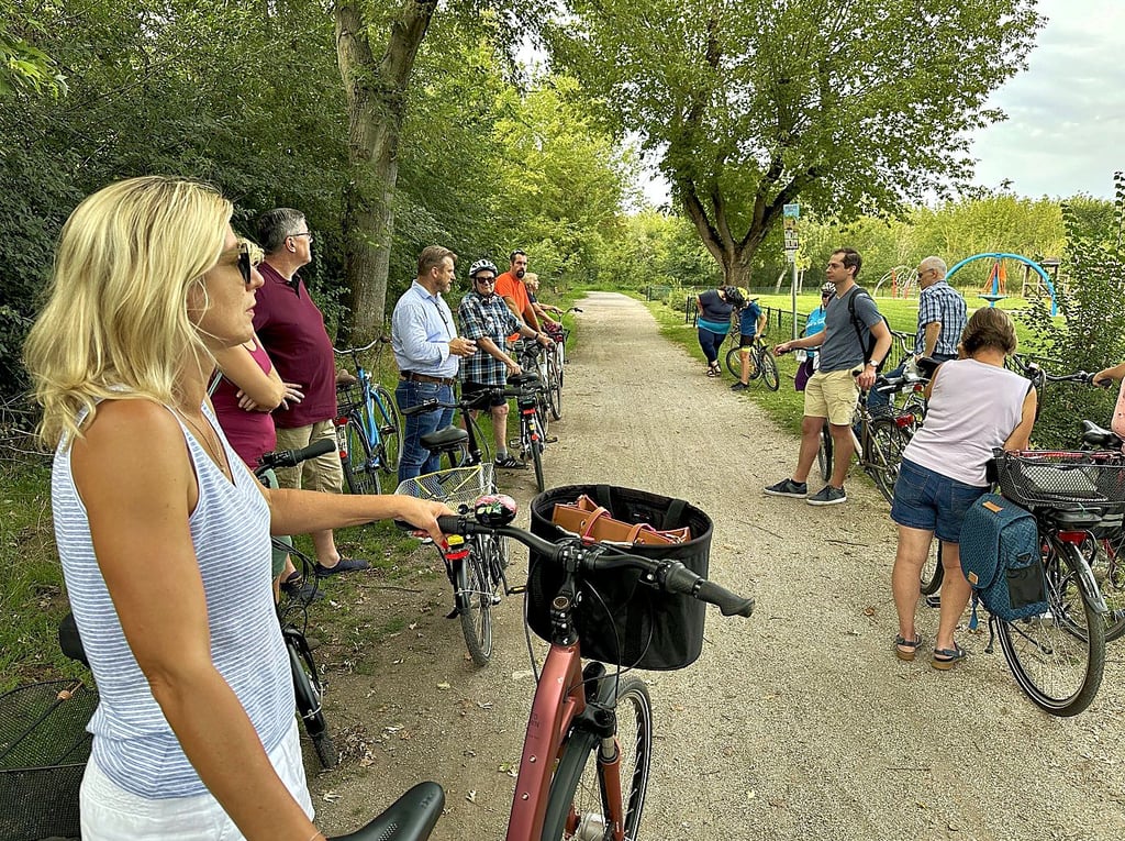 Bürgermeister Sven Hause erklärt hier den Bürgern die Besonderheiten des Spielplatzes in der Grünen Lunge. 