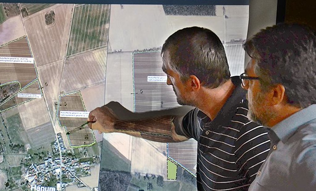 Ratsherr Michael Richter (links) fragte Projektentwickler Thomas Freitag, was mit einer Mini-Fläche neben dem geplanten Solarpark in Hanum werden soll.