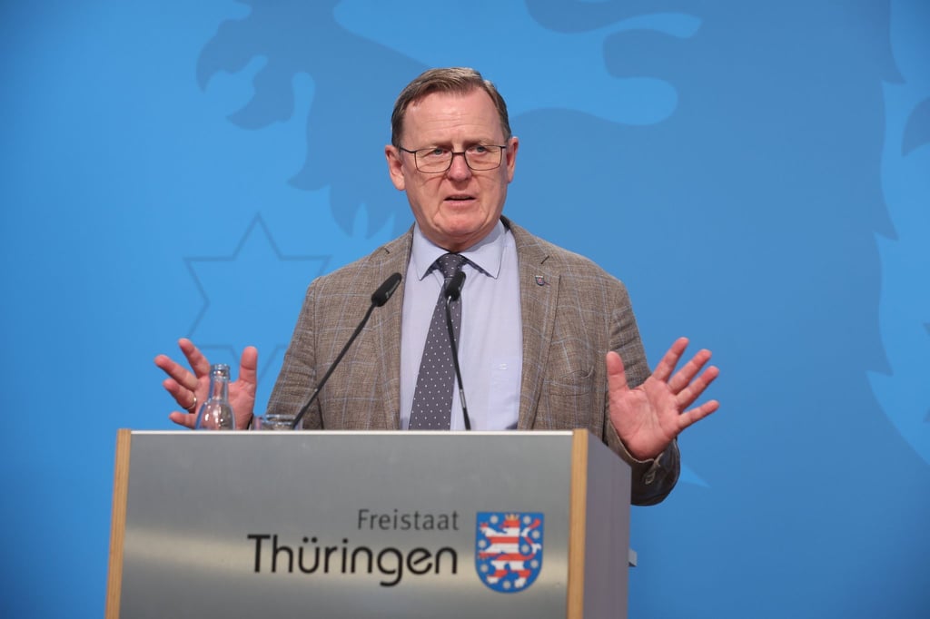 Bodo Ramelow (Die Linke), Ministerpräsident von Thüringen, spricht bei einer Pressekonferenz in Erfurt.