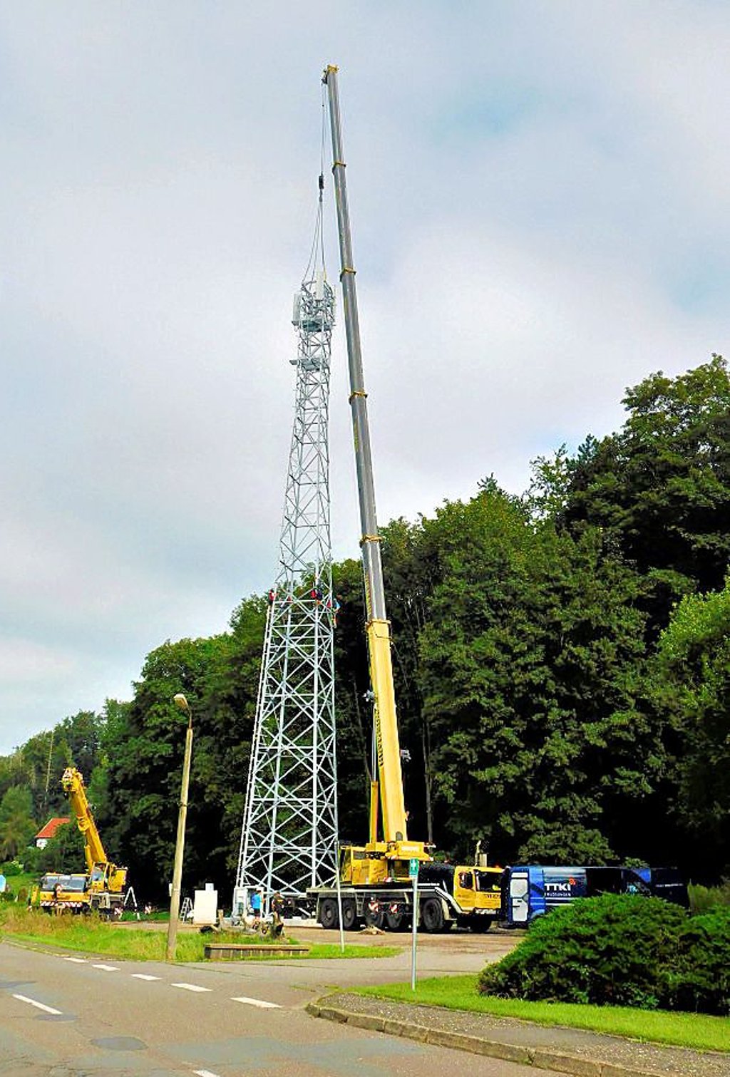 Ein Funkmast wurde am Ortseingang von Questenberg aufgestellt.