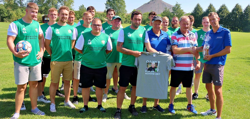 Volkmar Lenneper (gestreiftes Jersey) ist nicht mehr Trainer in Lengefeld.