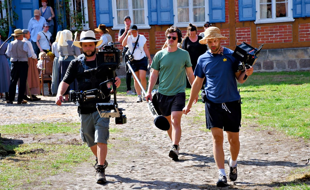 Die Filmcrew wechselt den Standort, während Schauspieler und Komparsen auf dem Vierseitenhof Regieanweisungen folgten.