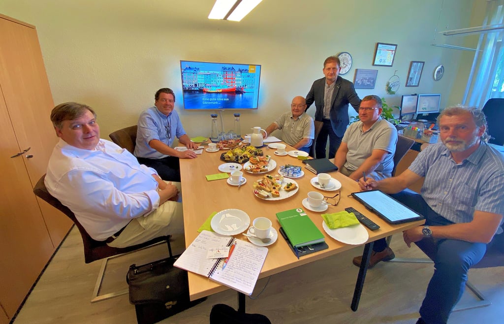 Bernd Panzer (l.) und Stefan Hobein (2.v.l.) präsentieren Ronald Funke, Martin Schmidt, Marco Schmoldt und Peter Buchwald (v.r.n.l.) als Vertreter der Gemeinde Bördeland die Ergebnisse der Bürgerbefragung und das weitere Vorgehen im Hinblick auf die Umsetzung der Bördelandwerke.