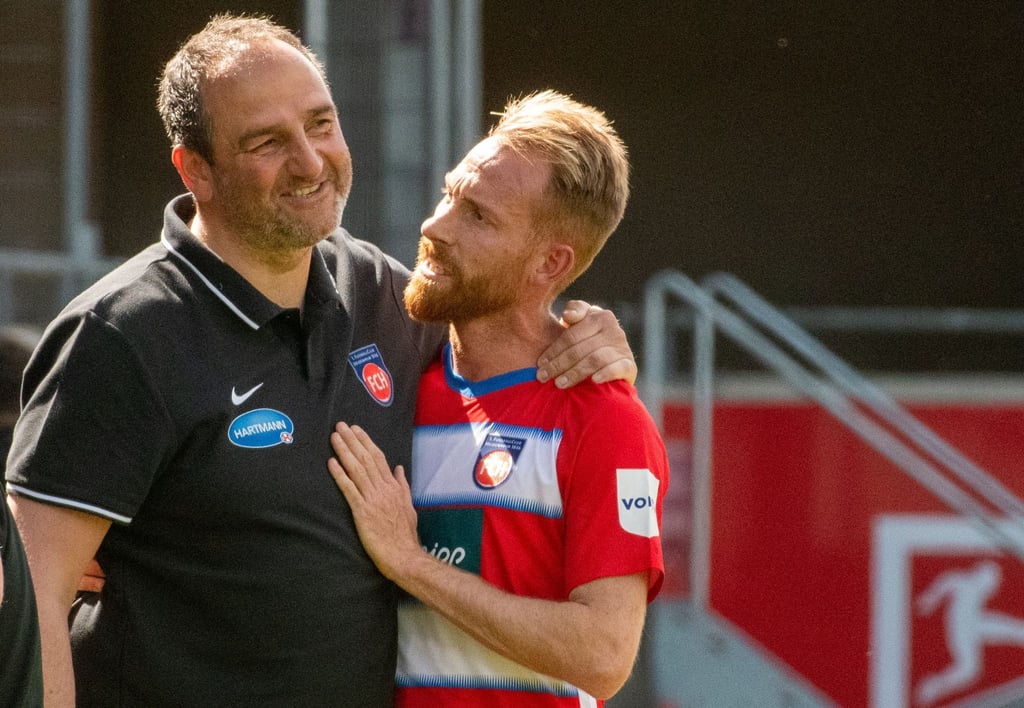 Heidenheims Trainer Frank Schmidt umarmt Marc Schnatterer. Schnatterer, der inzwischen seine Profi-Karriere beendet hat, glaubt an den Klassenerhalt des 1. FC Heidenheim.
