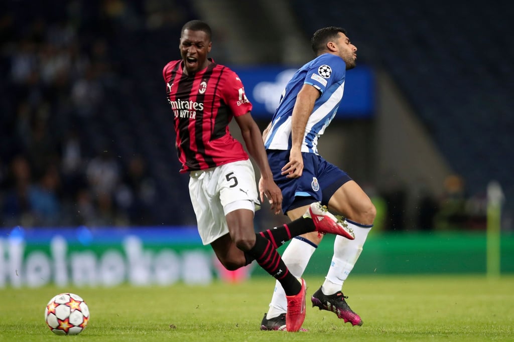 Fode Ballo-Toure (l) vom AC Mailand und Mehdi Taremi von Porto stoßen zusammen.