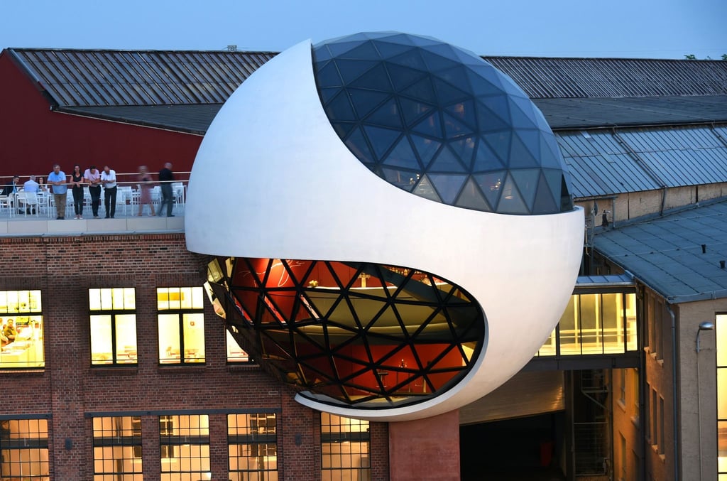 Blauer Abendhimmel erstreckt sich über der "Niemeyer Sphere".