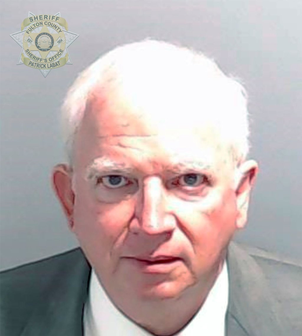 Dieses Polizeifoto oder auch „mug shot“ zeigt John Eastman, einen ehemaligen Anwalt des US-Präsidenten Trump.