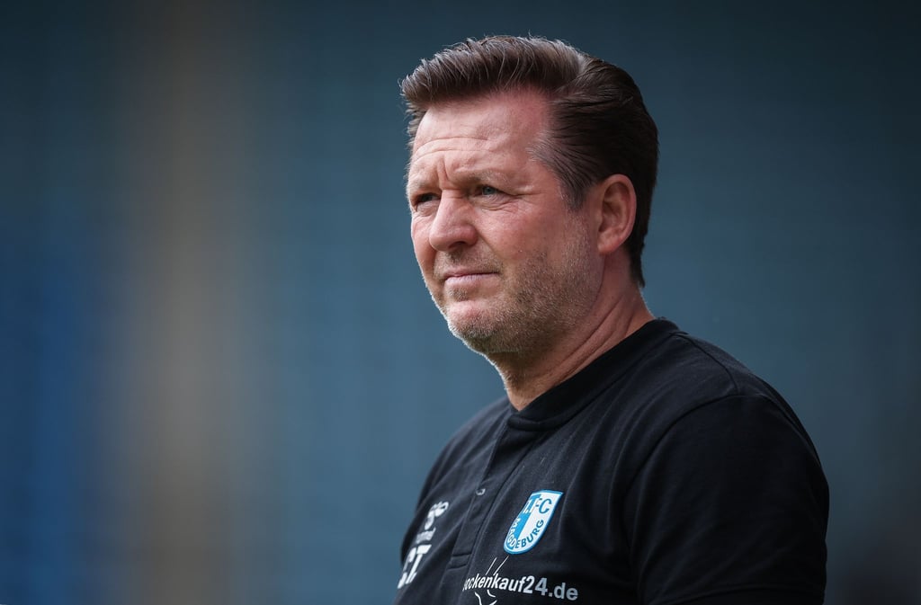 Magdeburgs Trainer Christian Titz steht am Spielfeldrand im Stadion in Magdeburg.