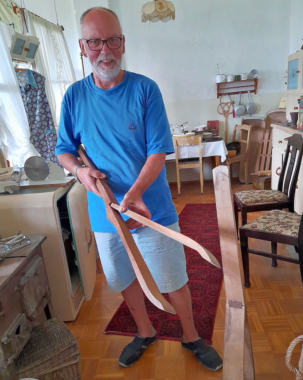 Mit dieser eigenartigen Klappe haben die Frauen früher die heiße Wäsche aus dem Wäschekessel genommen, erklärt Dietmar Schrenke.