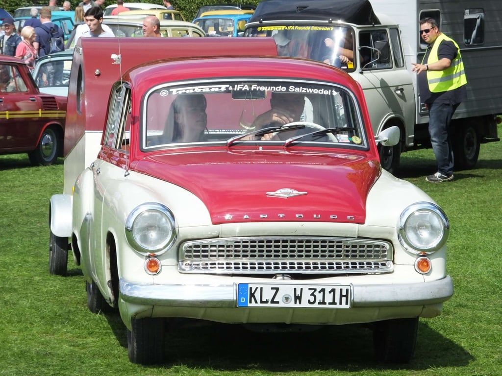 Zum Ostmobilmeeting Magdeburg - zur Ommma - rollen die Oldtimer in den Elbauenpark.