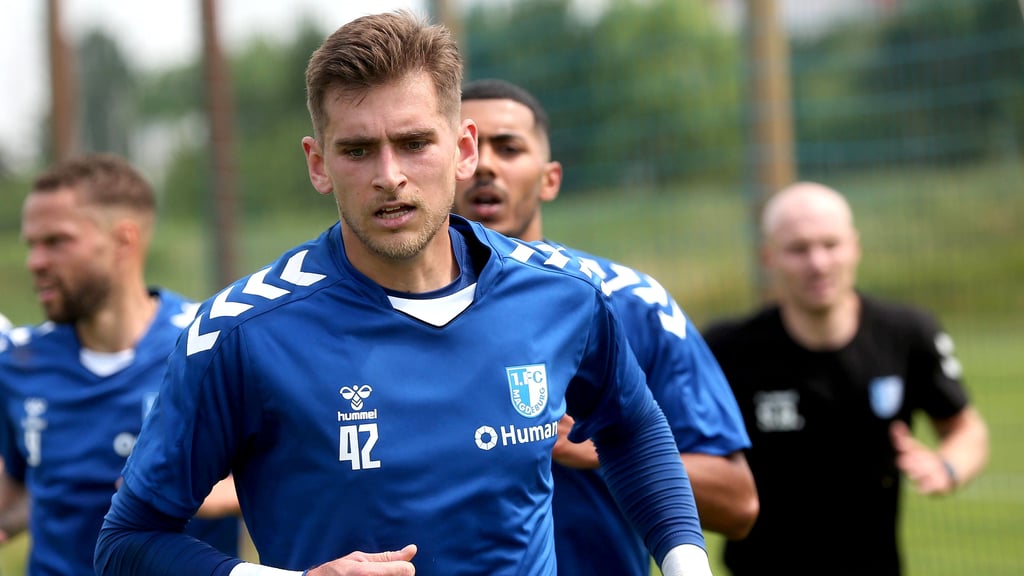 Die Nummer 2 im Tor vom FCM, Julian Pollersbeck, beim Training. Hat er Chancen auf einen Startelfeinsatz? Der 1. FC Magdeburg muss gegen Zweitligakonkurrent FC St. Pauli ran.