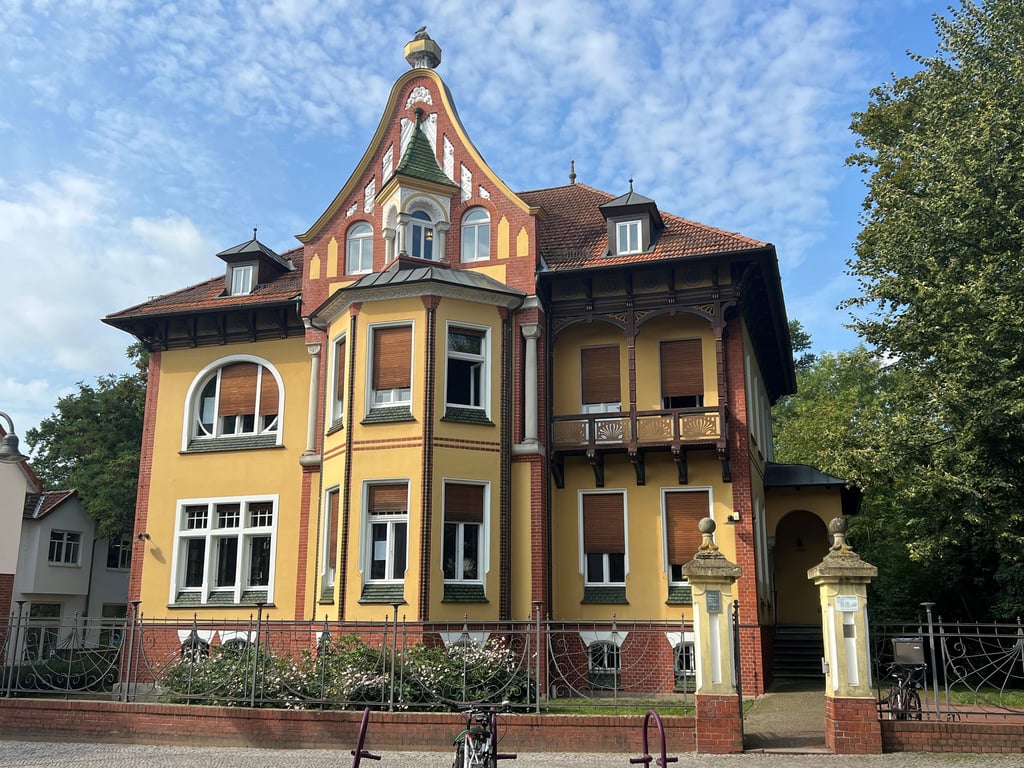 Seit 1996 hat die Stadt- und Kreisbibliothek ihren Sitz in der restaurierten Freydankschen Villa.