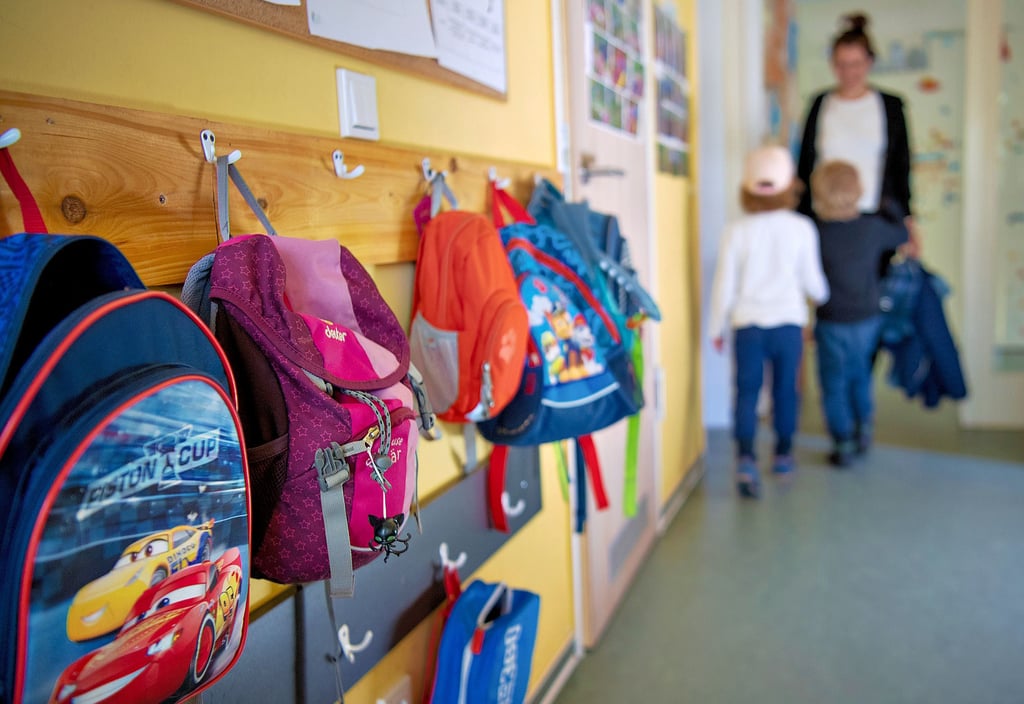 Kinderrucksäcke hängen im Eingangsbereich eines Kindergartens. Die Beiträge anzuheben, ist ein Gedanke von vielen, um das 23-Millionen-Loch im Magdeburger Haushalt zu stopfen.