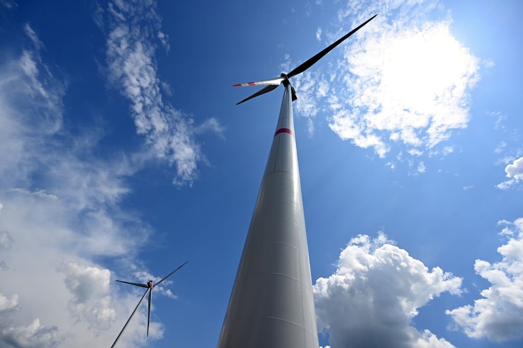 Windräder dürfen in NRW unter strengen Voraussetzungen näher an Wohnhäuser heranrücken.