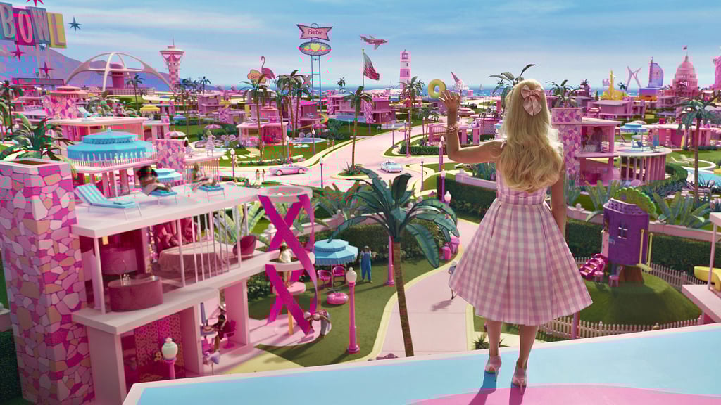 Schauspielerin Margot Robbie (Barbie), in einer Szene von Barbie, mit Blick auf das Barbie-Land. Auch im Kino in Burg, war der Film ein Hit und wurde sogar, unüblicherweise, verlängert.