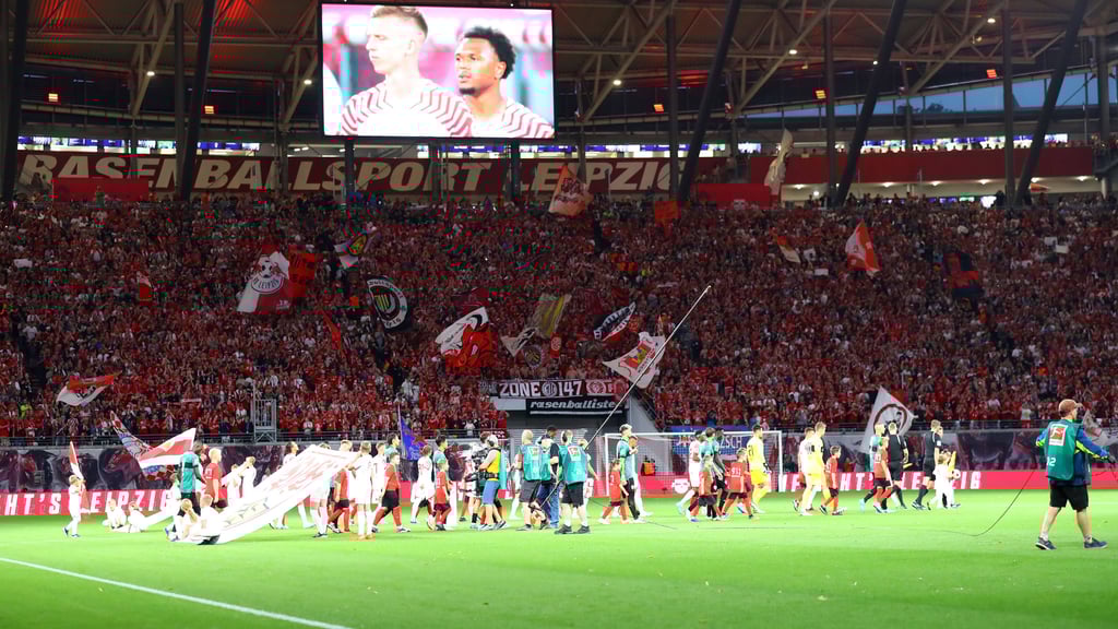 Keine Choreo zum Heimstart: Fans und Spieler von RB Leipzig.