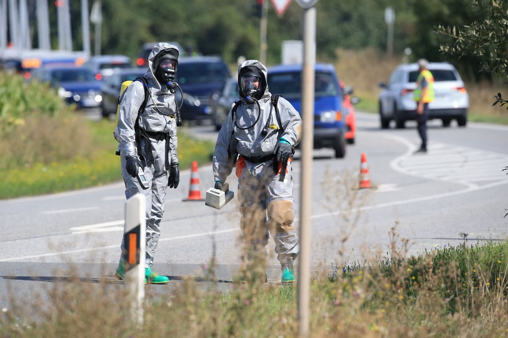 Spezialisten suchen nach Ursache für atomare Strahlung in Berga auf der B 85.