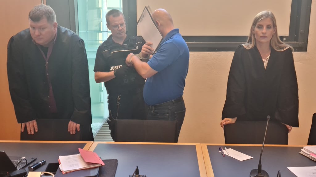 Der Angeklagte Marcel W. mit seinen Verteidigern Jutta Hartwig und Christian Eifler beim Prozessauftakt am Landgericht Magdeburg.