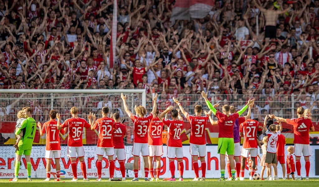 Team von Union Berlin bedankt sich bei den Zuschauern.