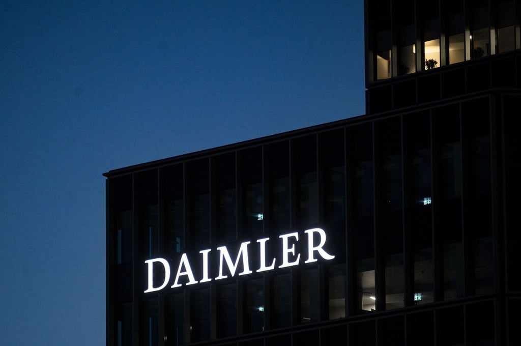 Ein Schriftzug weist auf die Konzernzentrale der Daimler AG hin.