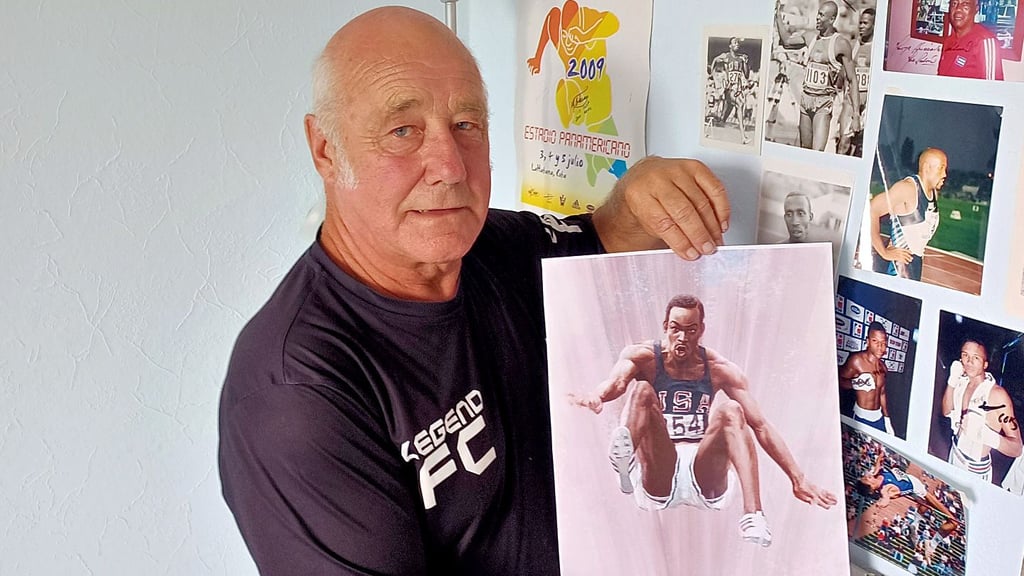 Sportfan Jürgen Dittmar mit einem Foto seines Idols Bob Beamon.