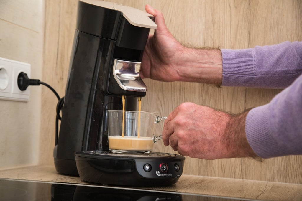 Läuft noch: Würde der Kaffee unregelmäßig aus der Maschine kommen, kann das am Kalk in den Leitungen liegen.