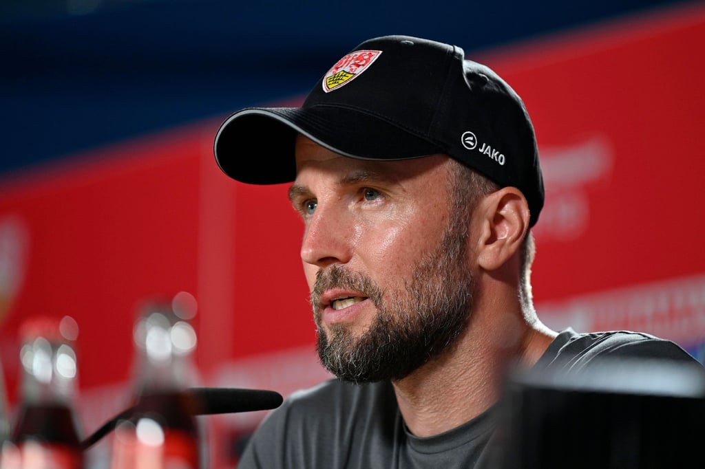 Sebastian Hoeneß kommt mit dem VfB Stuttgart als Tabellenführer.