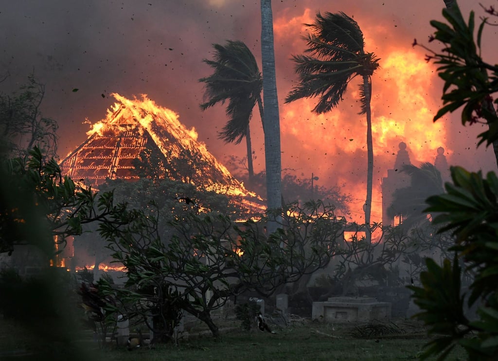 Die Halle der Waiola Church in Lahaina und die nahe gelegene Lahaina Hongwanji Mission auf Maui stehen in Flammen.