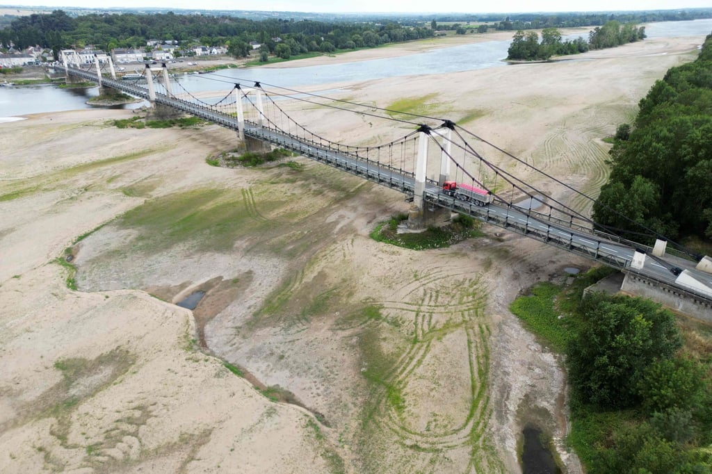 Dieses Luftbild zeigt eine Brücke über das ausgetrocknete Flussbett der Loire in Westfrankreich.