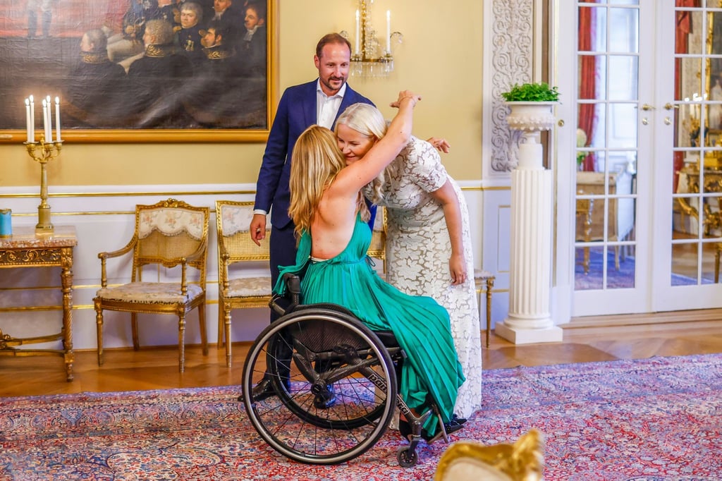 Birgit Skarstein (M), Parasportlerin aus Norwegen, gratuliert der Kronprinzessin Mette Marit von Norwegen und dem Kronprinzen Haakon.