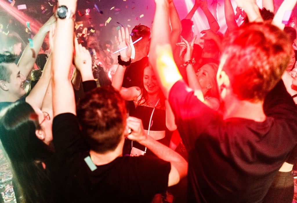 Besucher tanzen in der Diskothek.