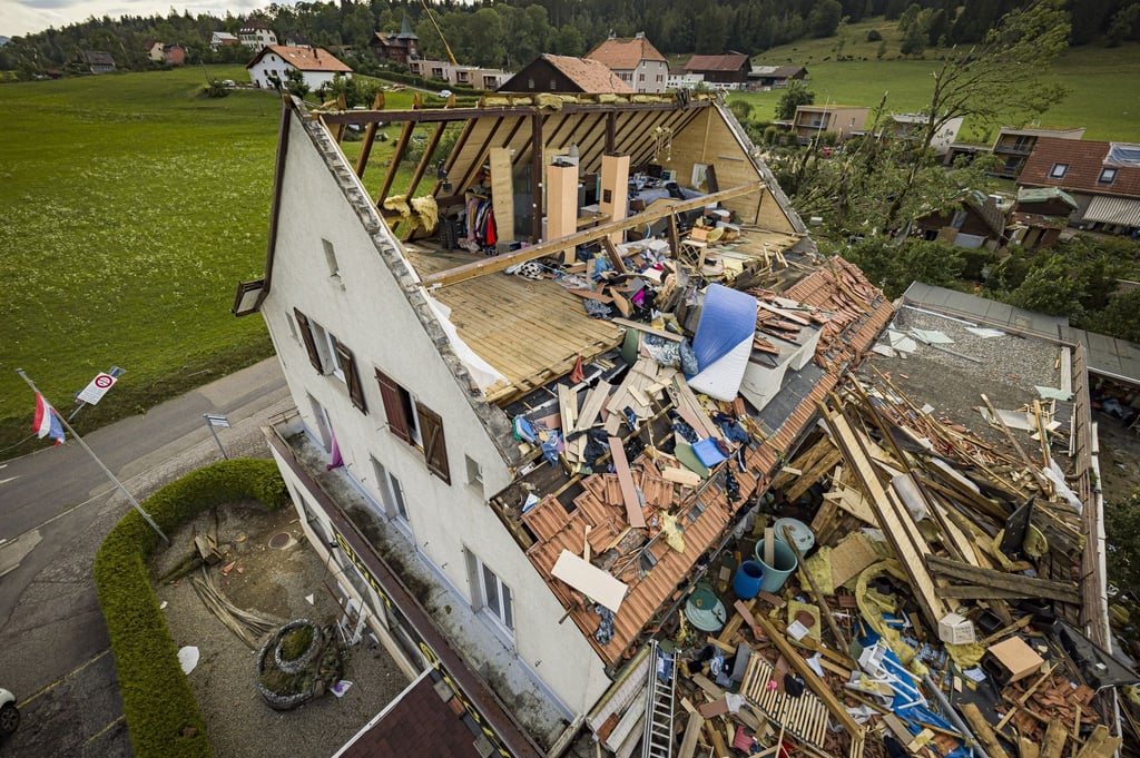 Ein Haus mit abgerissenem Dach, nachdem ein Tornado durch die Stadt La Chaux-de-Fonds in der Schweiz gefegt ist.
