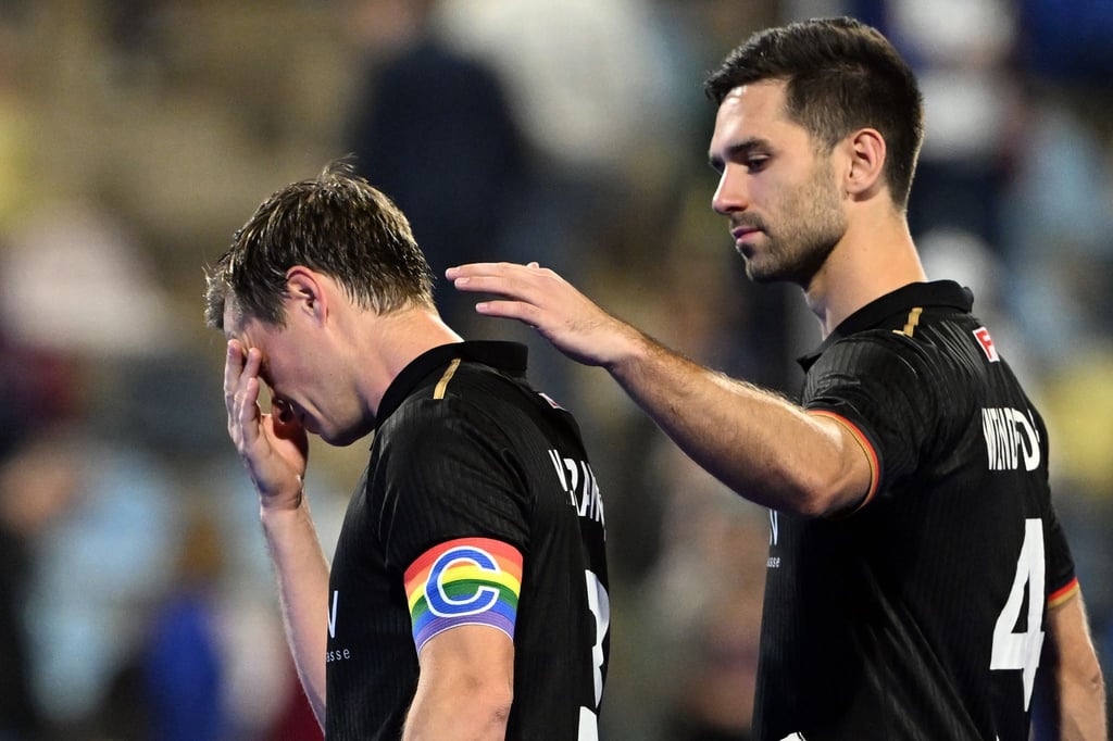 Lukas Windfeder (r) versucht, Kapitän Mats Grambusch zu trösten.